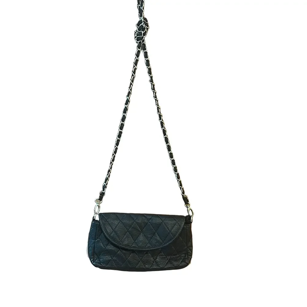 Elegant Black Quilted Chain Shoulder Bag - Picture 4 of 7